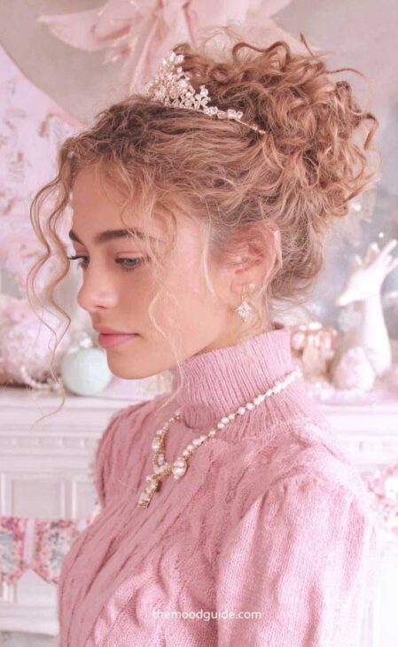 princesscore christmas hairstyle for curly hair