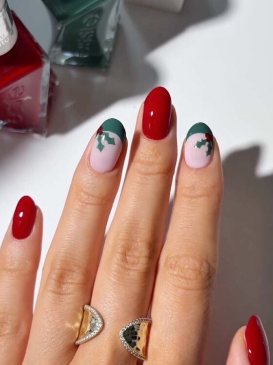 20+ Traditional Red, White & Green Fingernail Designs for Christmas