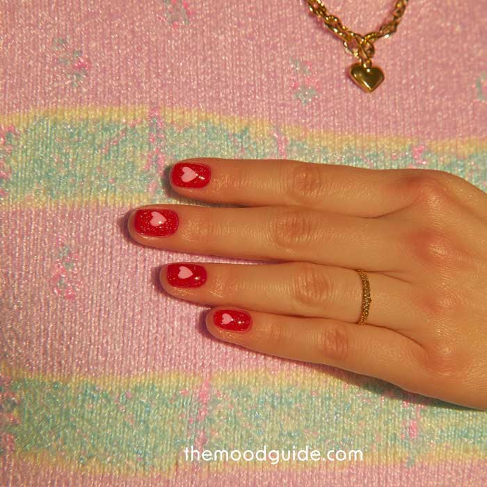 short glittery red valentines day nails. easy design with pink little hearts. Aesthetic.