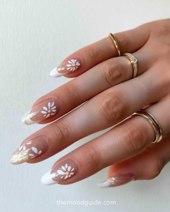 cute aesthetic daisy nail design with gold