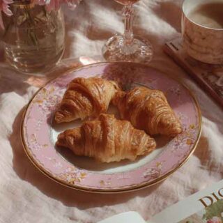 5 Fashion Tips for Layering White Dresses