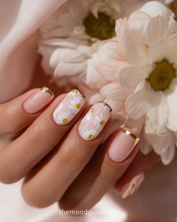 aesthetic daisy nail idea beige and gold tips