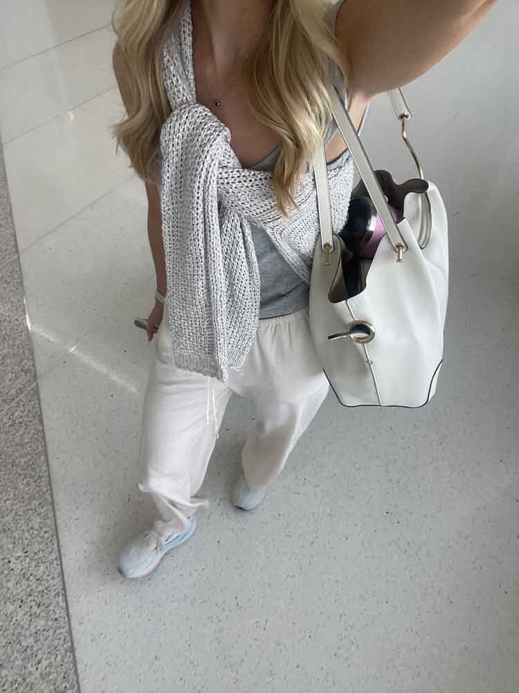 simple relaxed airport outfit